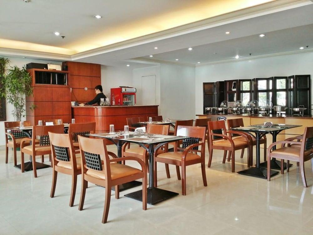 Richville Hotel Mandaluyong Exterior foto