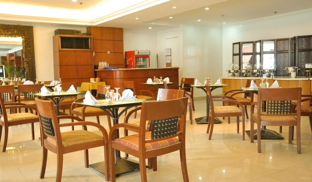 Richville Hotel Mandaluyong Exterior foto