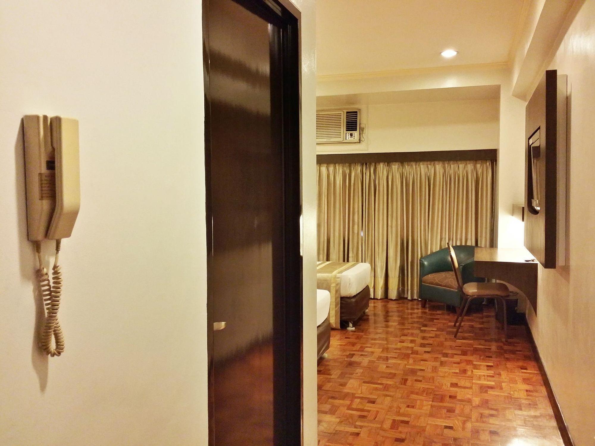 Richville Hotel Mandaluyong Exterior foto
